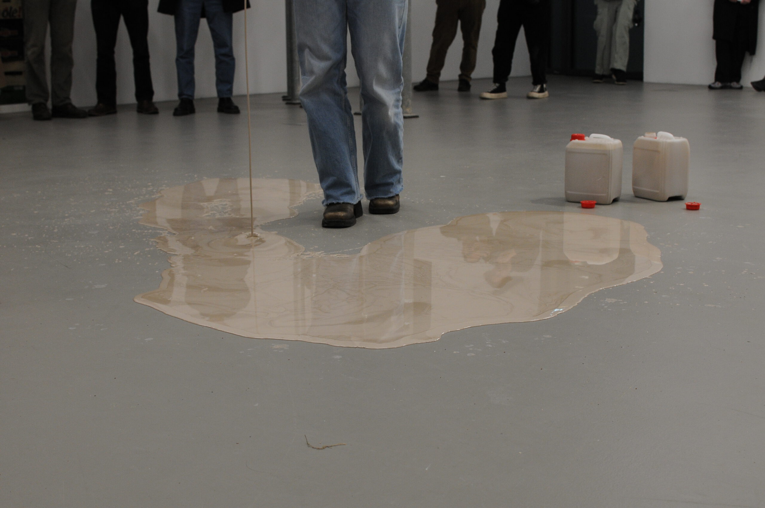 Pouring, an action by artist Laura Mahnke