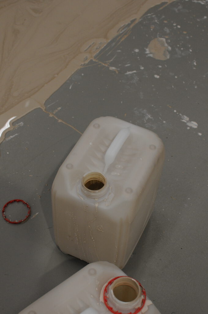 Pouring, an action by artist Laura Mahnke