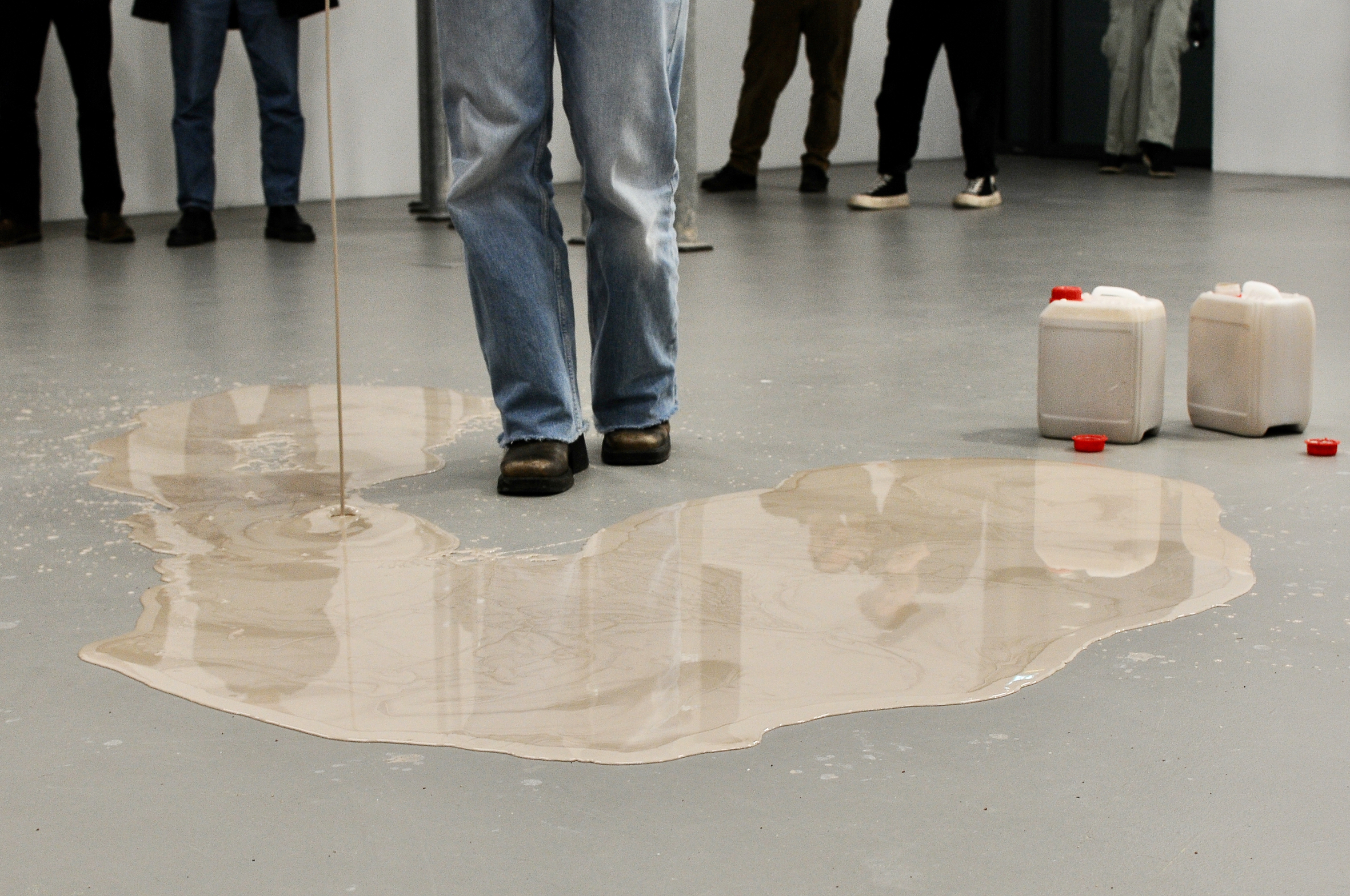 artist Laura Mahnke pouring liquid porcelain